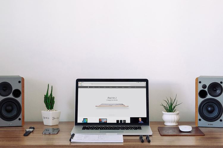 室内场景电脑模型PSD贴图模板Macbook Workspace Mockup