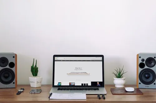 室内场景电脑模型PSD贴图模板Macbook Workspace Mockup