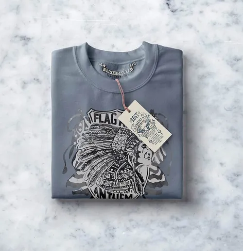 折叠式psd运动衫样机 Folded Psd Sweatshirt Mockup