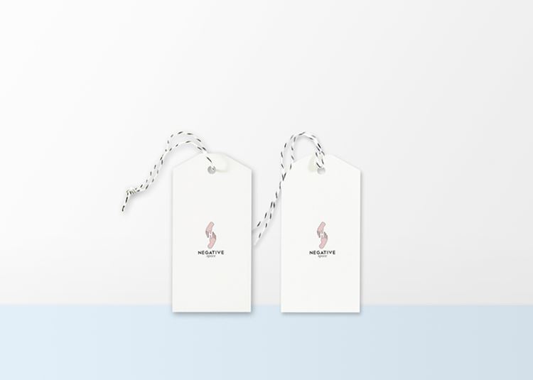 平铺的五边形长条白色卡纸标签吊牌贴图样机