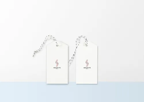 平铺的五边形长条白色卡纸标签吊牌贴图样机