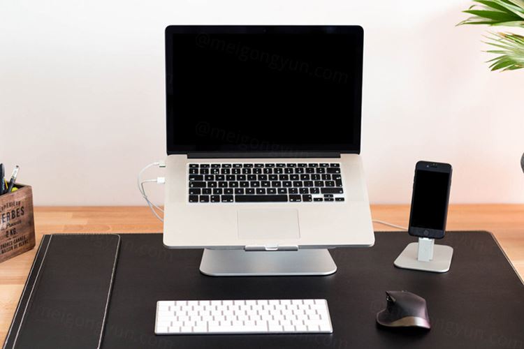 办公室场景电脑模型PSD贴图模板MacBook Pro  iPhone 4 Pack Mockups