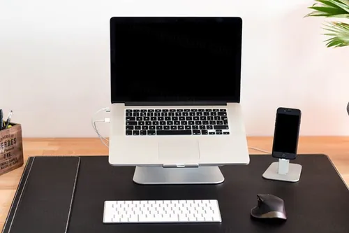 办公室场景电脑模型PSD贴图模板MacBook Pro  iPhone 4 Pack Mockups