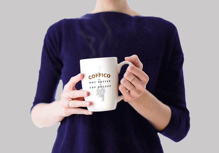 手拿杯子场景PSD贴图模板Woman Holding a Coffee Mug Mockup PSD