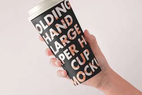 手持大纸杯饮料包装设计展示样机模板 Hand Holding Large Psd Paper Cup Mockup
