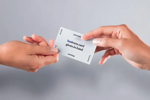 递送交换名片品牌设计提案场景展示样机模板 Hand Givi