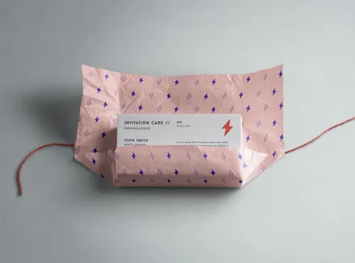 打开的纸包装内的psd邀请卡模型和名片模型样机 Psd Invitation Card Mockup Vol5