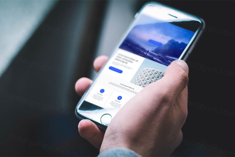 手拿iPhone手机场景PSD贴图模板Black iPhone in Hand Mockup PSD