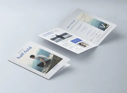 经典对折页设计个人工作室宣传画册样机 Half Fold Psd 8-5x11 Inch Mockup