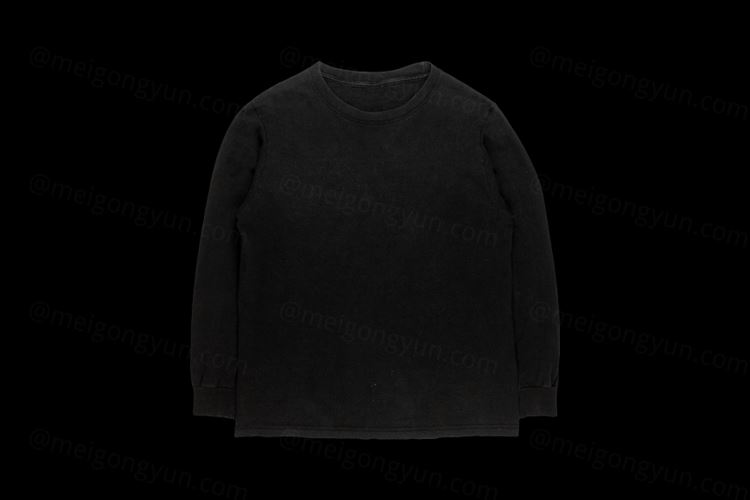 潮流复古街头长袖T恤服饰设计贴图样机模板 Vintage Sweater Mockup