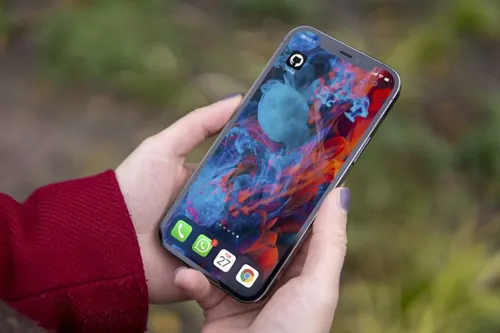 手持苹果手机UI样机APP设计提案贴图样机模板 iPhone 12 Pro mockup