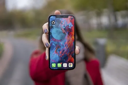 手持苹果手机UI样机APP设计提案贴图样机模板 iPhone 12 Pro mockup