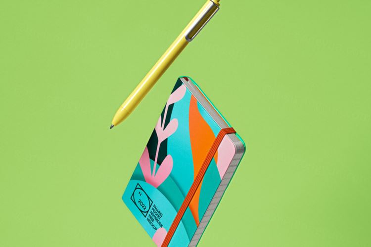 漂浮的笔记本钢笔品牌VI设计贴图展示样机模板 Gravity