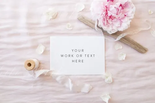 温馨浪漫场景的卡片设计展示样机 Stationery mock up