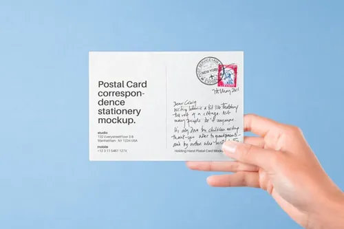 手持明信片设计展示样机模板 Hand Holding Psd Postal Card Mockup