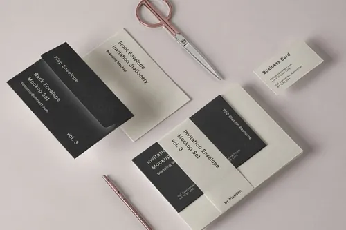 带有文具和配件的psd信封样机  Mailing Psd Envelope Mockup Vol3