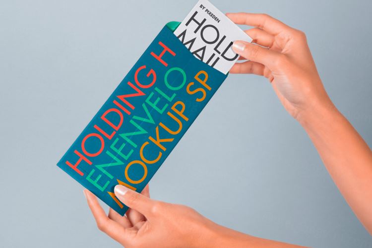 双手打开长信封品牌设计展示样机模板素材 Hand Holding Long Psd Envelope Mockup