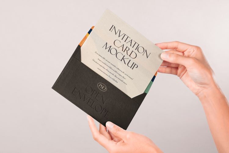 手持信封信笺场景设计提案样机PSD模板 Hand Holding Psd Envelope Mockup