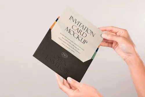 手持信封信笺场景设计提案样机PSD模板 Hand Holding Psd Envelope Mockup