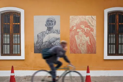 户外街头邹巴巴的墙体宣传印刷广告贴图展示样机PSD模板 Wa