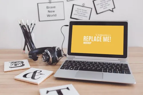 办公场景电脑模型PSD贴图模板Laptop with Headphones on Desk