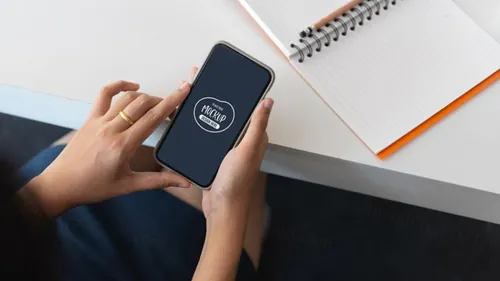 手持智能手机移动UI界面提案样机PSD模板 On hands holding smartphone