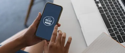 手持智能手机移动UI界面提案样机PSD模板 On hands holding smartphone