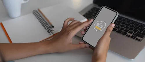 手持智能手机移动UI界面提案样机PSD模板 On hands holding smartphone