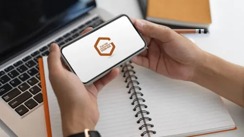 手持智能手机移动UI界面提案样机PSD模板 On hands holding smartphone