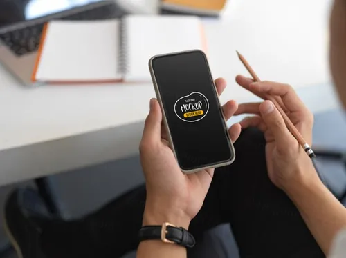 手持智能手机移动UI界面提案样机PSD模板 On hands holding smartphone