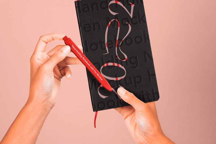 手持笔记本压印封面设计提案展示样机模板 Hand Holdi