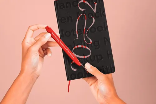 手持笔记本压印封面设计提案展示样机模板 Hand Holdi