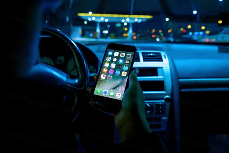 车里场景iPhone手机模型PSD模板iPhone in Car Mockup