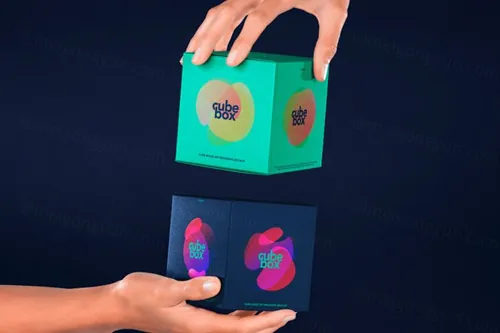 双手持正方形盒子包装设计贴图展示样机模板 Hand Hold