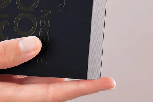 平装书书籍封面设计提案样机PSD模板 Hand Holding Psd Paperback Book Mockup