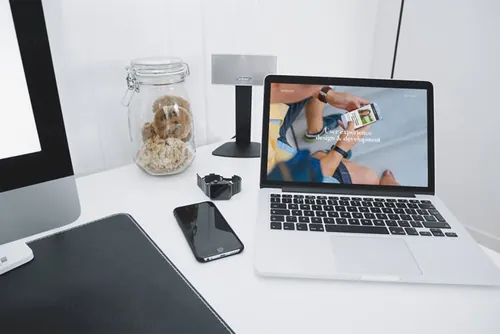 办公场景电脑贴图样机Perspective MacBook Mockup