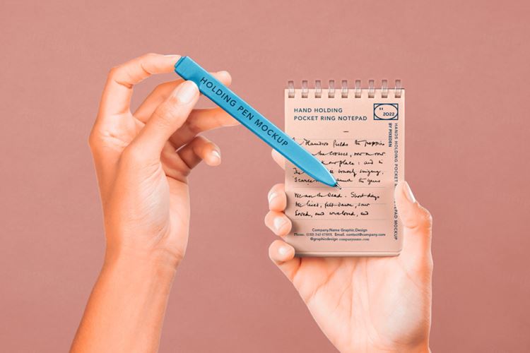 手持圆珠笔微型记事本设计贴图展示样机模板 Hand Hold
