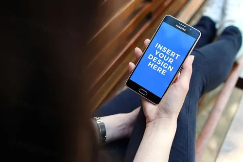 手拿智能手机模型PSD贴图模板5 Photorealistic PSD Mockups