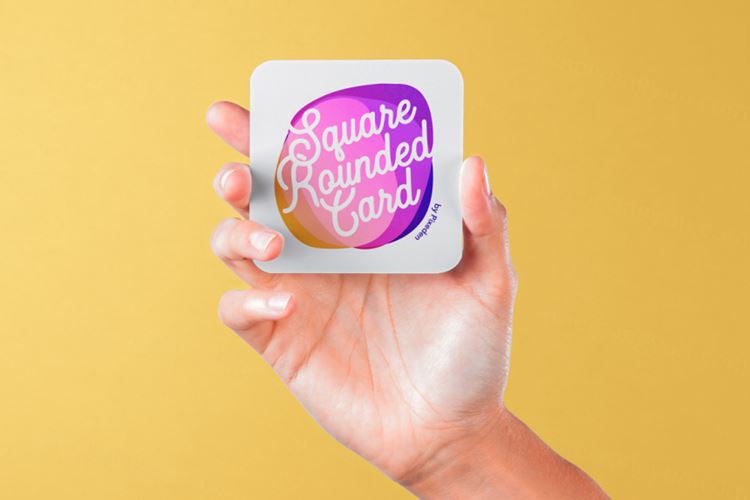 手持圆距卡片品牌设计提案样机模板 Hand Holding Rounded Psd Square Card Mockup