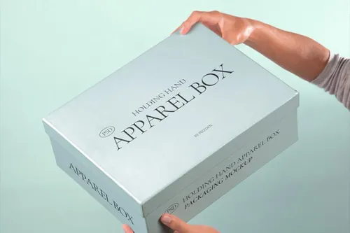 优雅的手拿纸盒子包装设计展示样机模板 Hand Holding Psd Box Mockup