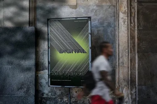 户外街头铁锈的展架海报广告设计贴图展示样机PSD模板 Wal