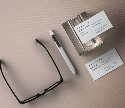 一套带有装饰配件的醒目的psd名片样机 Psd Business Card Branding Mockup