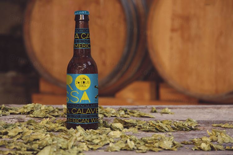 酒瓶模型PSD贴图模板Beer Barrel Mockup