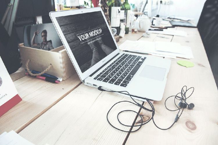 场景模拟笔记本电脑模型PSD贴图模板MacBook Air 13 – 2 Mockups