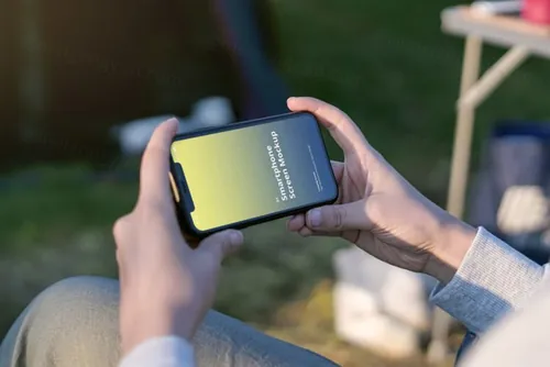 户外旅游露营真实场景移动APP项目设计提案PSD样机模板 Phone Mockup Camping Scenes