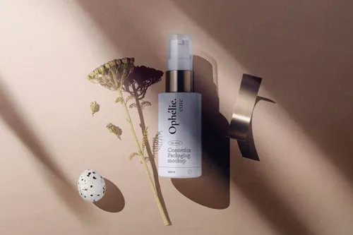 化妆品包装设计提案雅罗植物场景模板 Cosmetics Bottle With Yarrow Mockup Top View