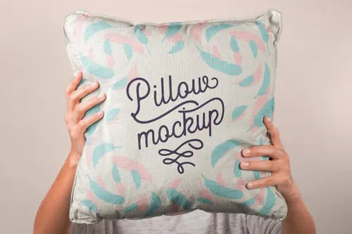 手举抱枕设计贴图展示样机模板 Hand Holding Psd Pillow Mockup