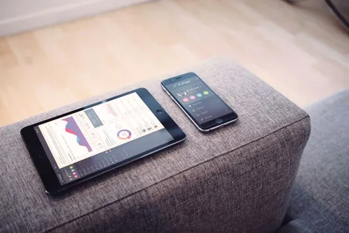 iPad和iPhone手机模型PSD贴图模板iPad + iPhone Photorealistic PSD Mockup