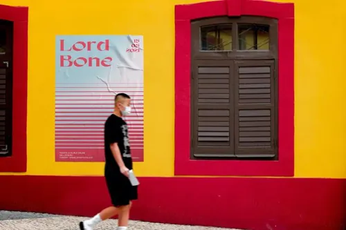 户外街头邹巴巴的墙体宣传印刷广告贴图展示样机PSD模板 Wa