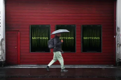 户外街头铁锈的展架海报广告牌设计贴图展示样机PSD模板 Bi